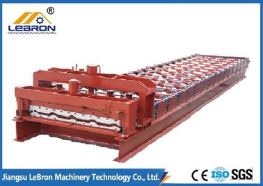 Il colore rosso ha lustrato il rotolo delle mattonelle che forma la macchina, mattonelle di tetto di controllo di CNC che formano la macchina